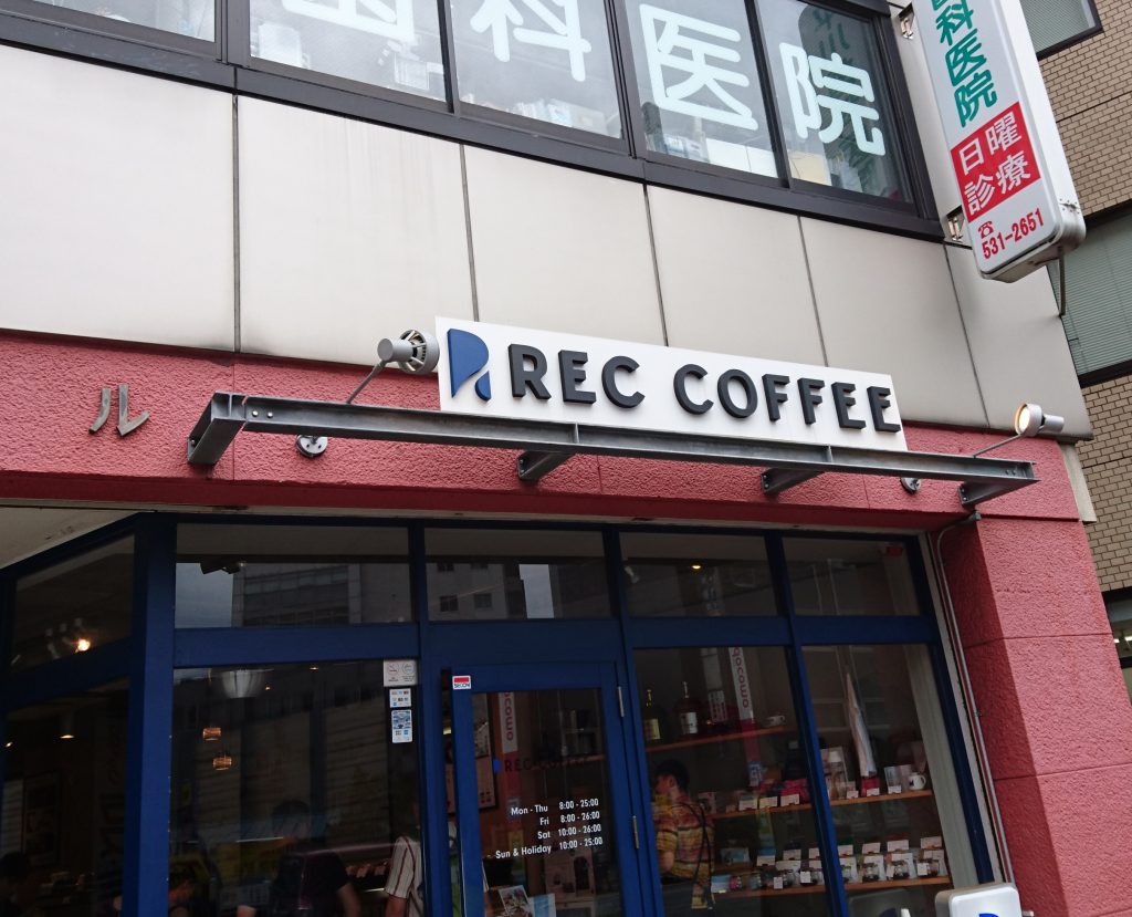 REC COFFEE 入口真上にあるロゴ